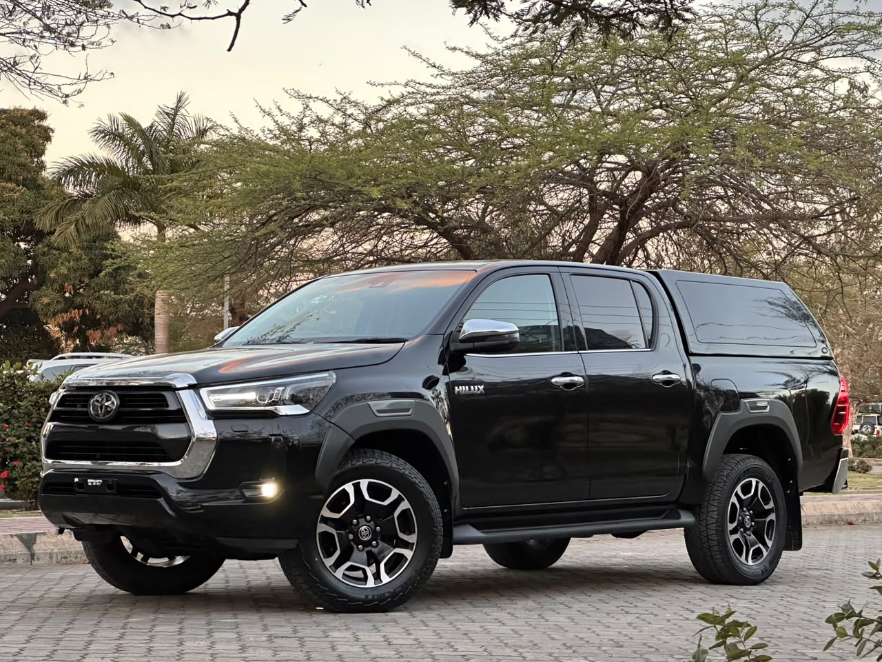 TOYOTA HILUX DOUBLE CABIN thumbnail 3